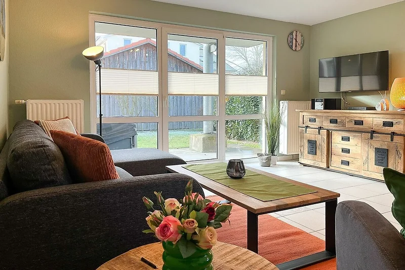 Wohnzimmer mit Zugang zur Süd-West-Terrasse