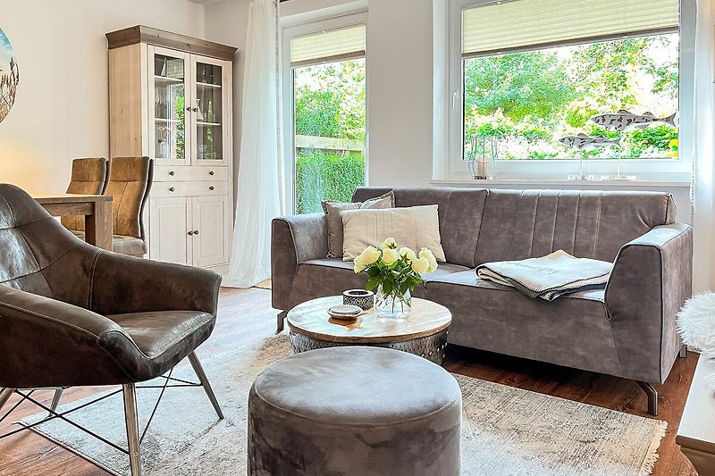 Wohnzimmer mit Sofa und Sessel
