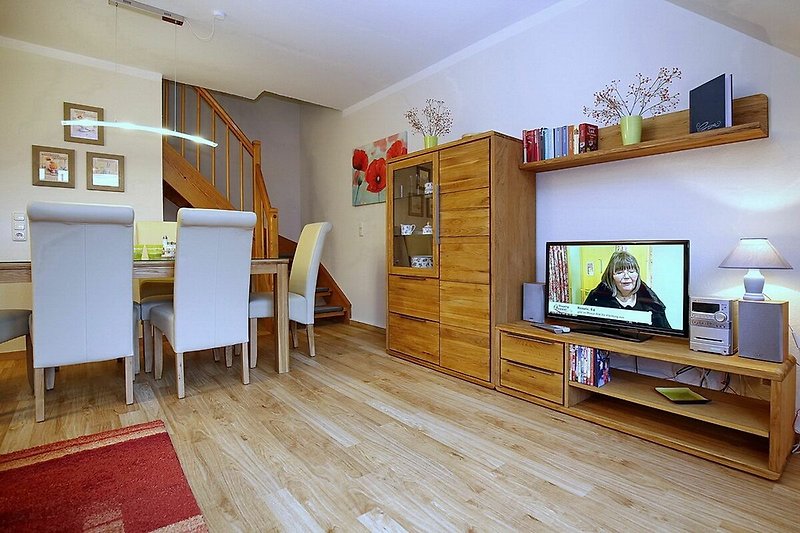 Wohnzimmer mit Essbereich und TV