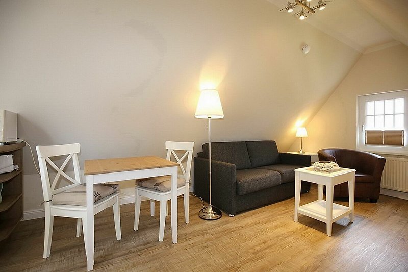 Wohnzimmer mit Esstisch und Sofa