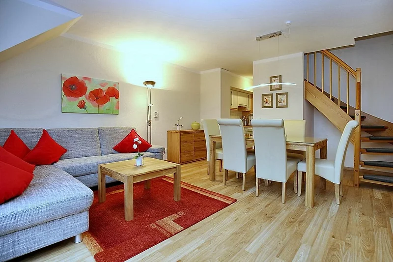 Wohnzimmer mit Ecksofa und Essbereich