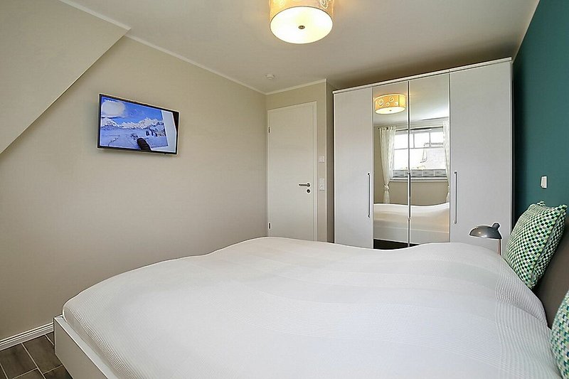 1. Schlafzimmer mit Doppelbett und Kleiderschrank