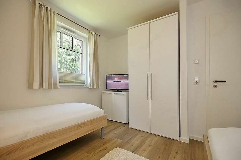1. Schlafzimmer mit Kleiderschrank und TV