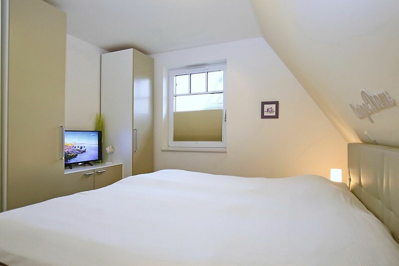 2. Schlafzimmer mit TV