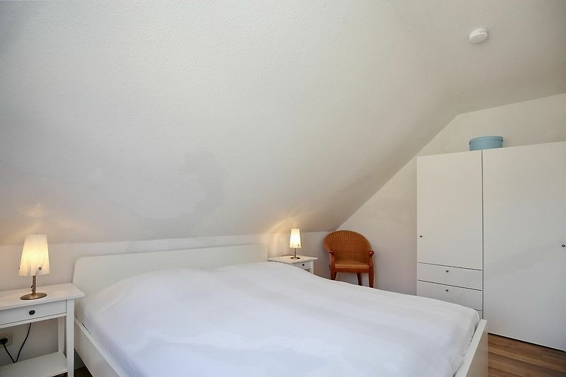 drittes Schlafzimmer mit Doppelbett, Kleiderschrank und Sitzgelegenheit