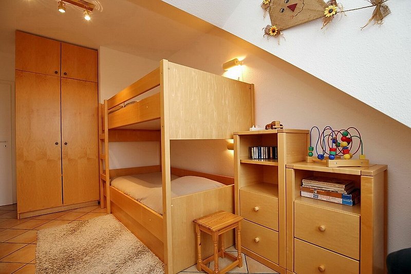 2. Schlafzimmer Kleiderschrank und Kommode