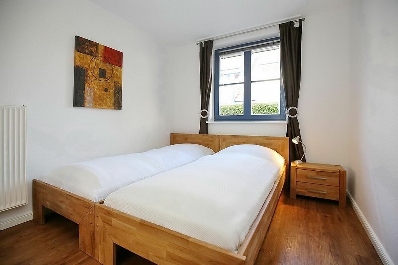 Schlafzimmer mit zusammengeschobenen Einzelbetten