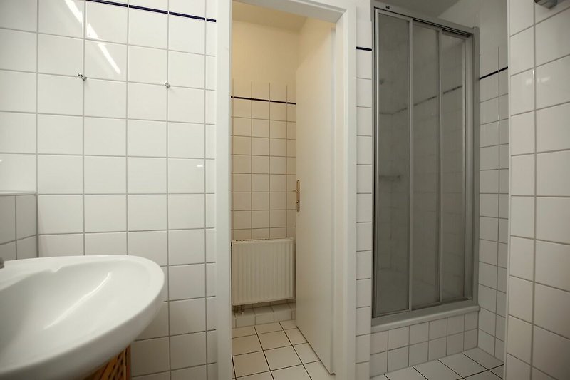Dusche und separate Toilette im Badezimmer