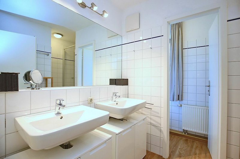 Badezimmer mit Doppelwaschtisch