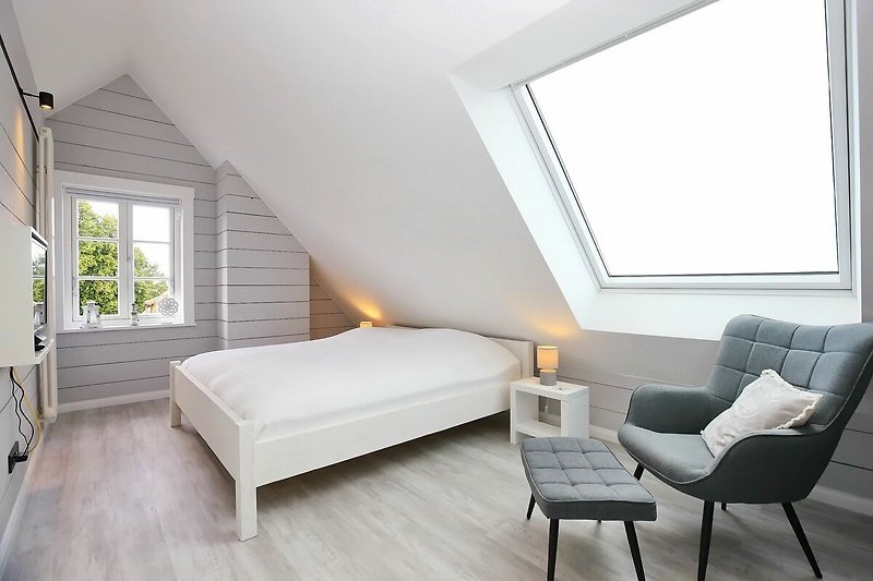 3. Schlafzimmer mit Doppelbett im Dachgeschoss