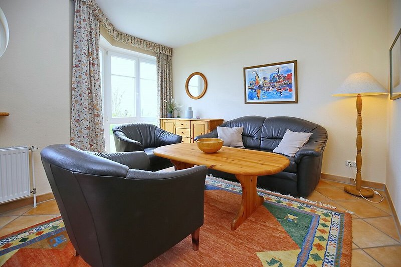 Wohnbereich mit 2-er Sofa und 2 Sesseln
