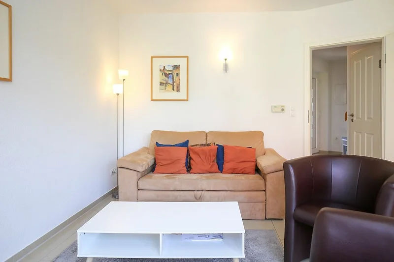 Wohnzimmer mit Sofa und Sessel