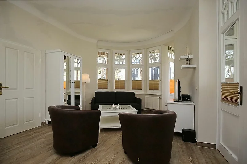 Wohnzimmer mit Sitzgruppe im Erker