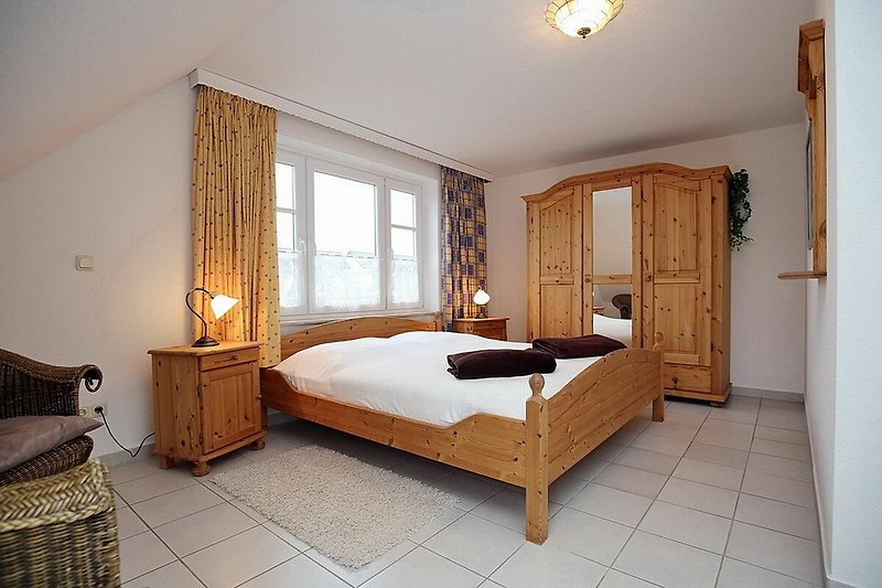 !. Schlafzimmer mit Doppelbett und Schrank