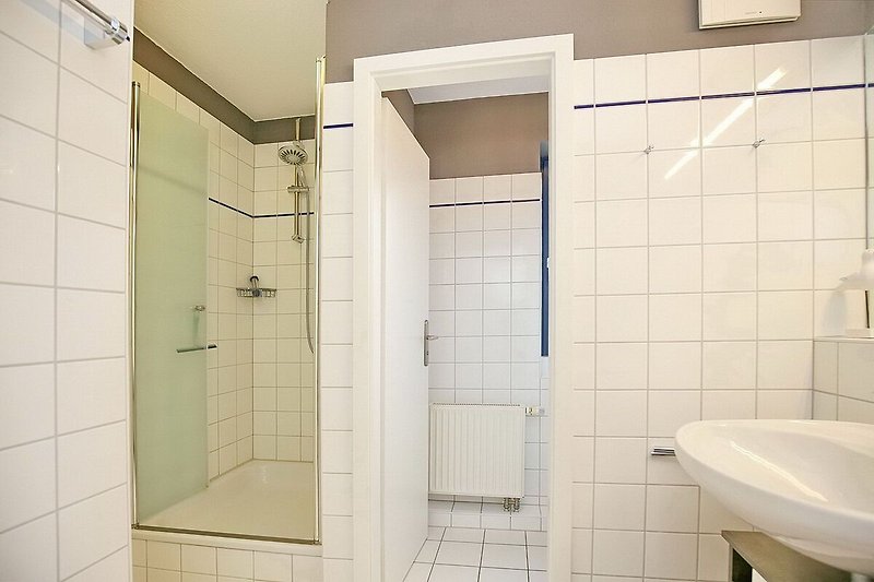 Badezimmer mit Dusche und separatem WC