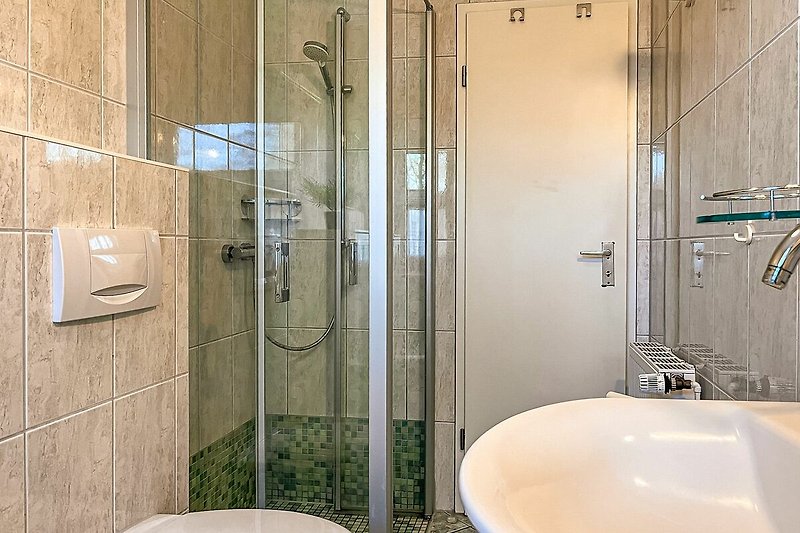 1. Badezimmer mit Blick zur Dusche