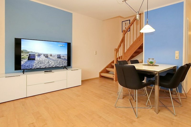 Essbereich und TV im Wohnzimmer