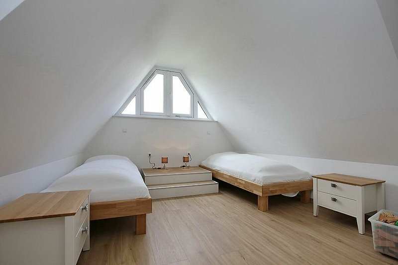 3. Schlafzimmer mit Einzelbetten im Dachgeschoss