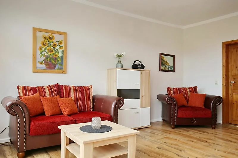 Wohnzimmer mit Sofa und Sessel