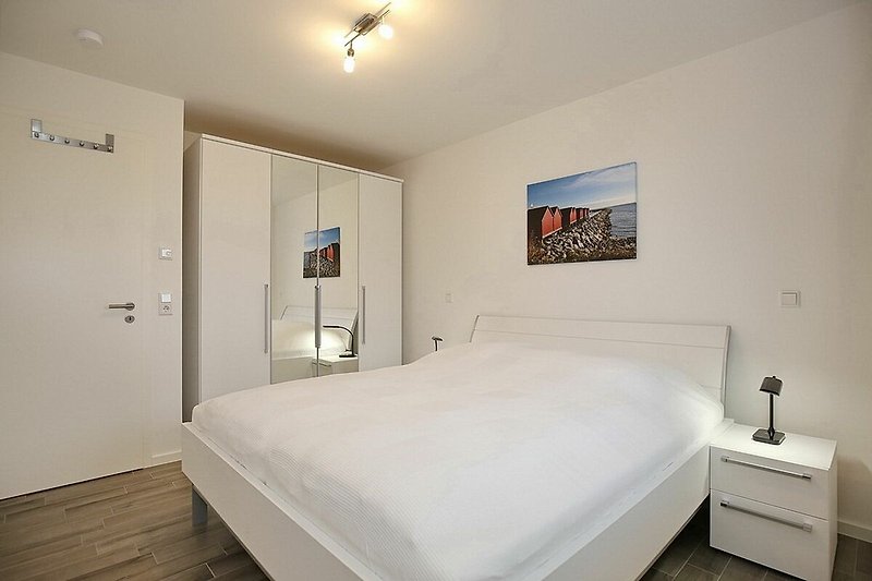 1. Schlafzimmer mit Doppelbett und Kleiderschrank