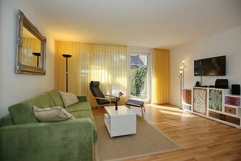 Wohnzimmer mit Schwingsessel und TV