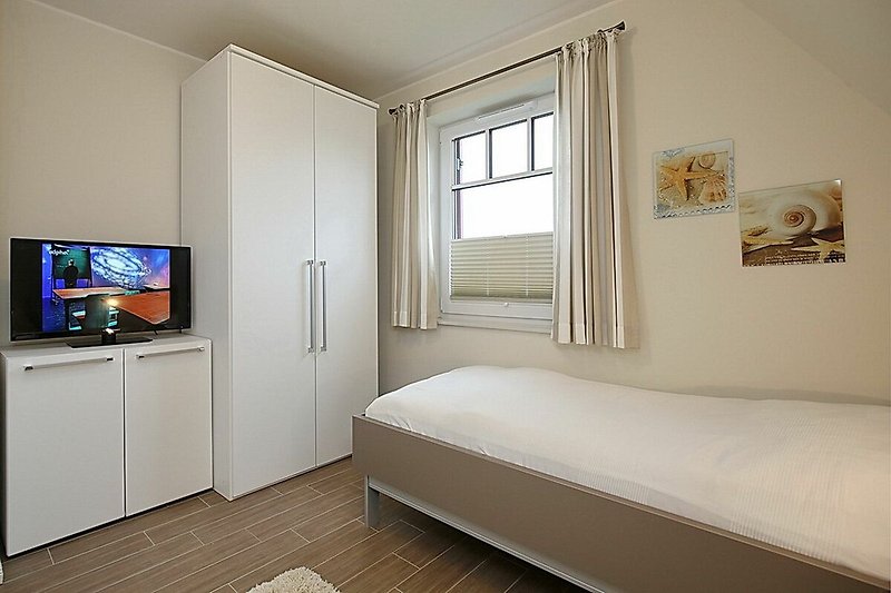 1. Schlafzimmer mit TV und Kleiderschrank