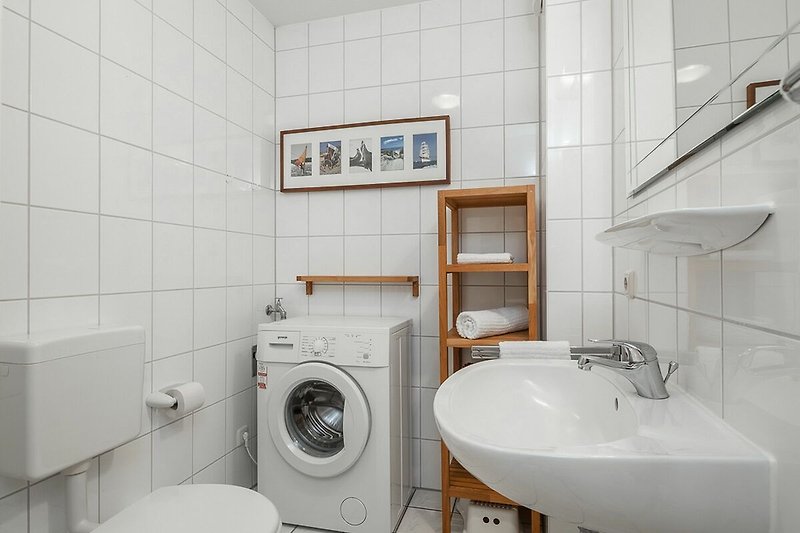 Badezimmer im Erdgeschoss mit Waschmaschine