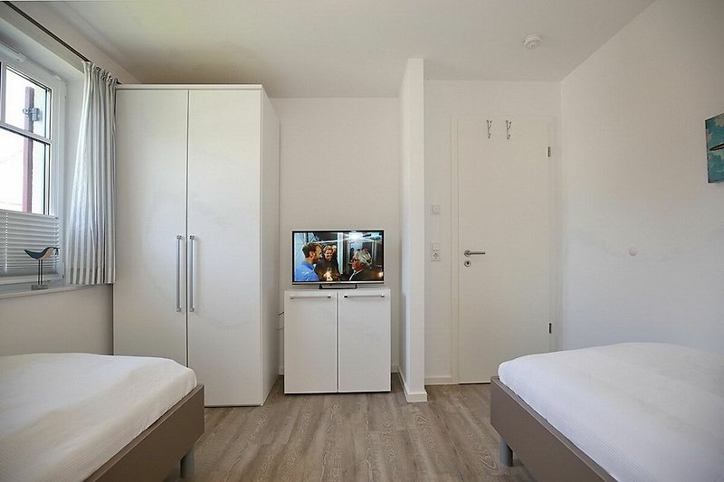 2. Schlafzimmer mit TV und Kleiderschrank
