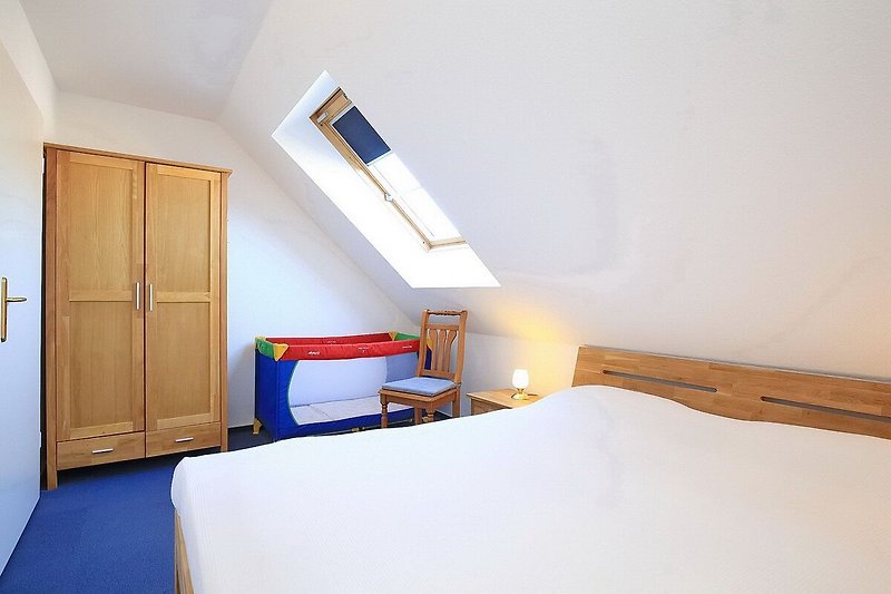 drittes Schlafzimmer mit Doppelbett, Kinderreisebett und Kleiderschrank