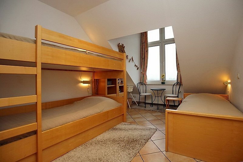 2. Schlafzimmer mit Etagenbett und Einzelbett