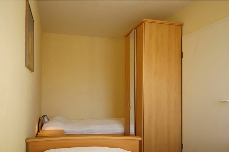 Schlafzimmer mit Kleiderschrank