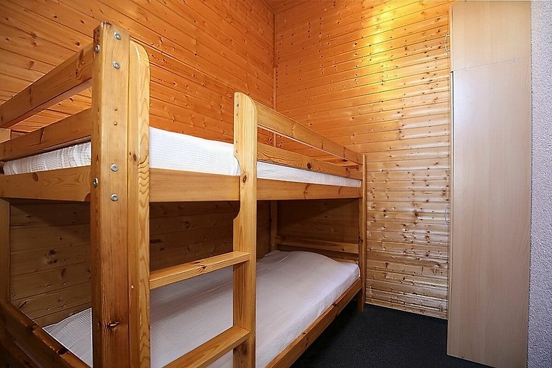 2. Schlafzimmer mit Kleiderschrank