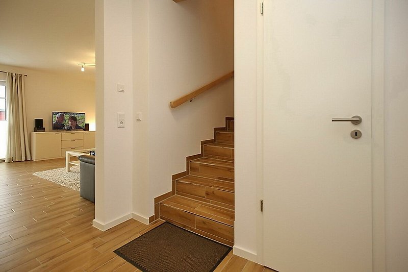 Treppenaufgang zum Obergeschoss mit Blick zum Wohnzimmer