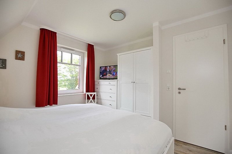 2. Schlafzimmer mit Doppelbett, Kleiderschrank und TV