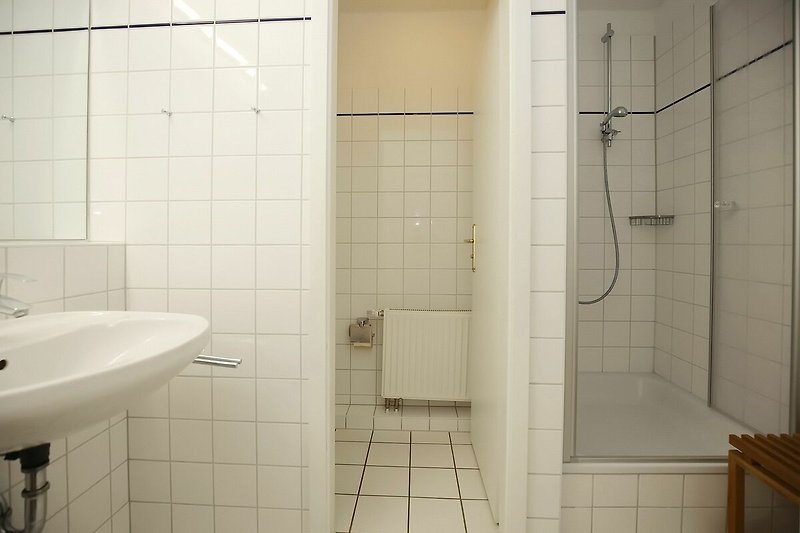separates WC und Dusche im Badezimmer