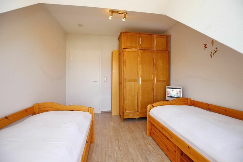 1. Schlafzimmer mit Einzelbetten und Kleiderschrank