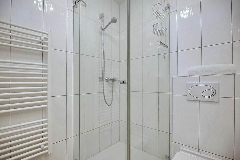 oberes Duschbad mit Duschkabine und Handtuchwärmer