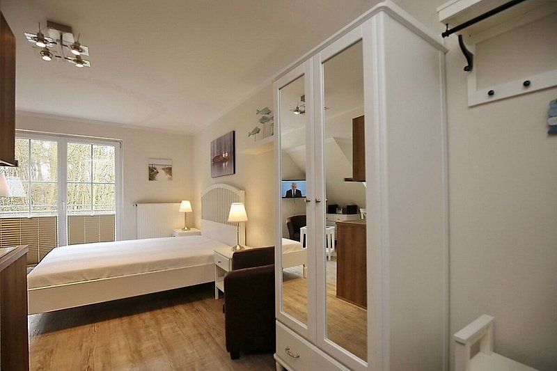 Wohnzimmer mit Doppelbett und Kleiderschrank