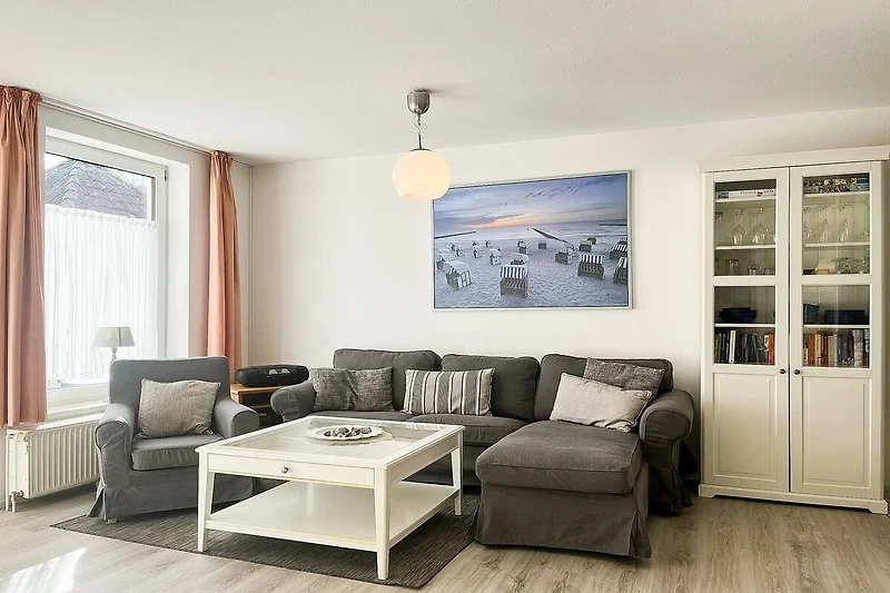 Wohnzimmer mit Sofaecke und Sessel