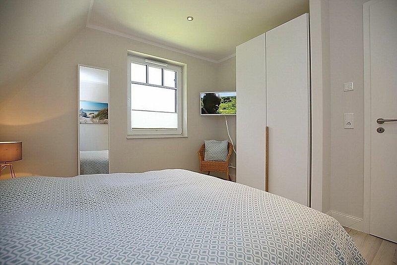 1. Schlafzimmer mit Doppelbett, TV und Kleiderschrank