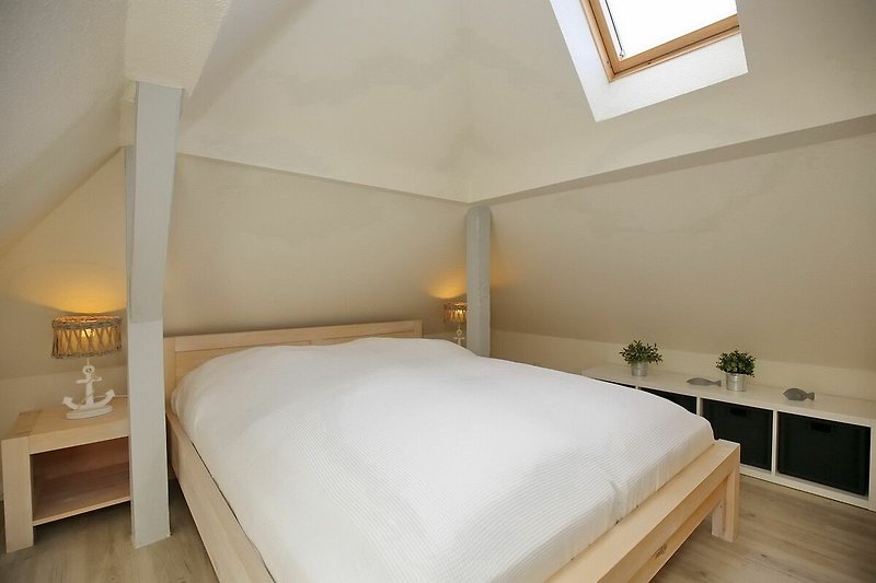 zweites Schlafzimmer mit Doppelbett im Dachgeschoss