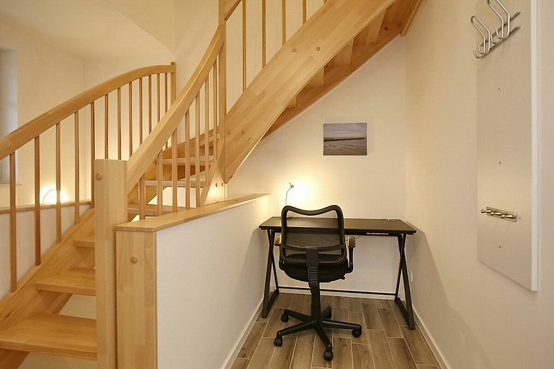 Treppenaufgang zum Spitzboden mit Schreibtisch