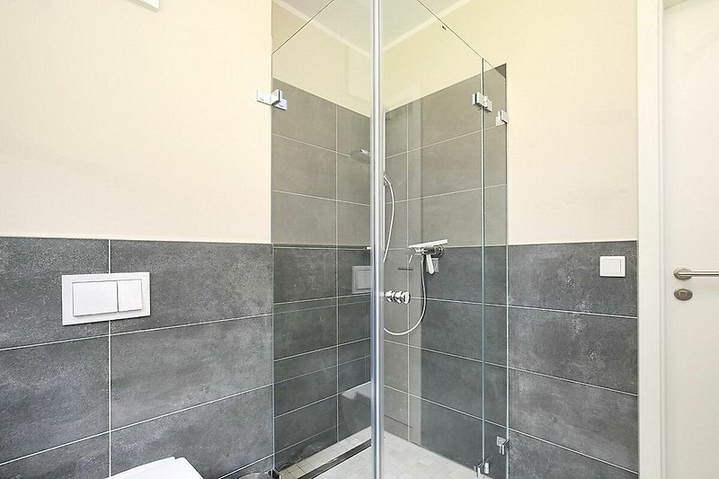 Badezimmer mit Dusche im Erdgeschoss