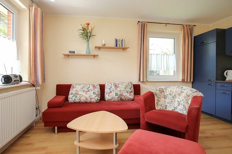 Wohnzimmer mit Sofa und Sessel