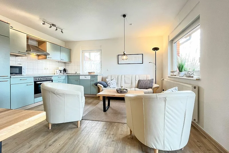Wohnzimmer mit Blick zum Sofa und Sessel