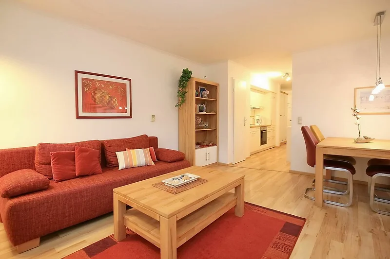 Wohnzimmer mit Schlafcouch und Essbereich