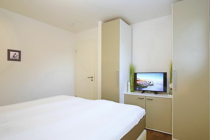 2. Schlafzimmer mit Doppelbett, TV und Kleiderschrank