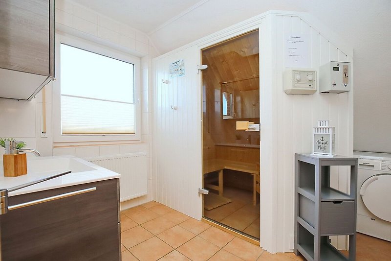 Badezimmer mit Blick zur Sauna