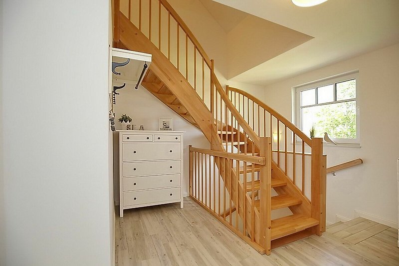 Treppenaufgang zum Spitzboden mit Kommode und Garderobe