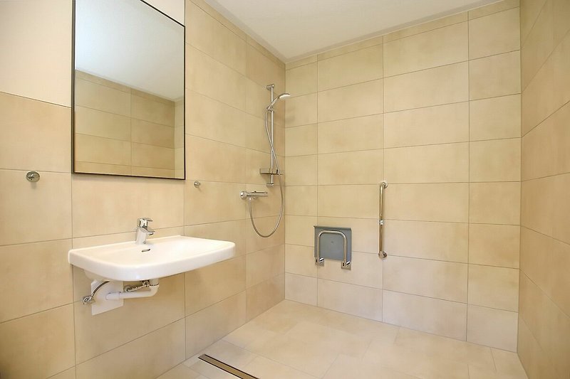 1. Badezimmer mit bodentiefe Dusche (für Rollstuhl geeignet )